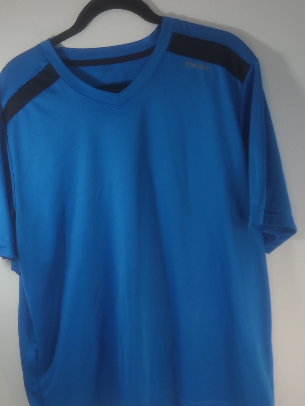 Reebok Blue Short-Sleeve V-Neck Athletic Tee with Black Shoulder Accents Size XL